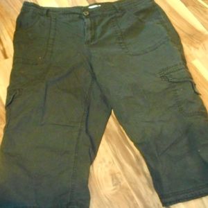 ST JOHNS BAY BLACK CARGO CAPRI PANTS